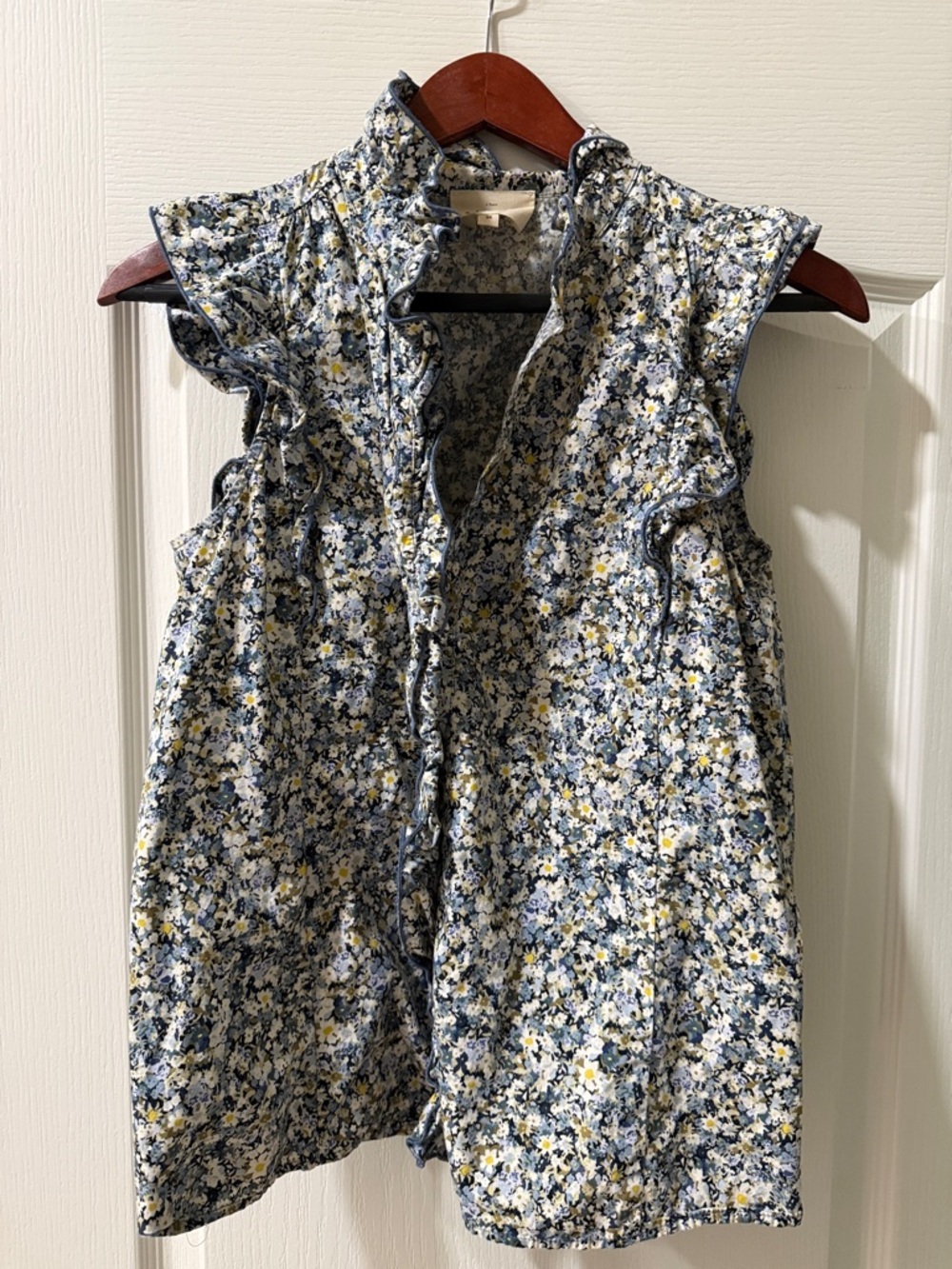 Sézane Women’s Floral ruffle collar and sleeve button down.